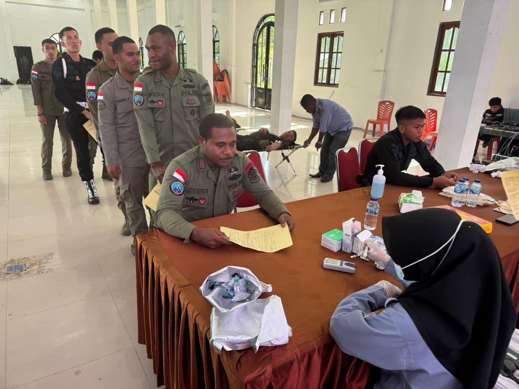 Meriahkan HUT Bhayangkara ke-80, Personel Damai Cartenz Partisipasi Dalam Giat Donor Darah di Polres Nabire