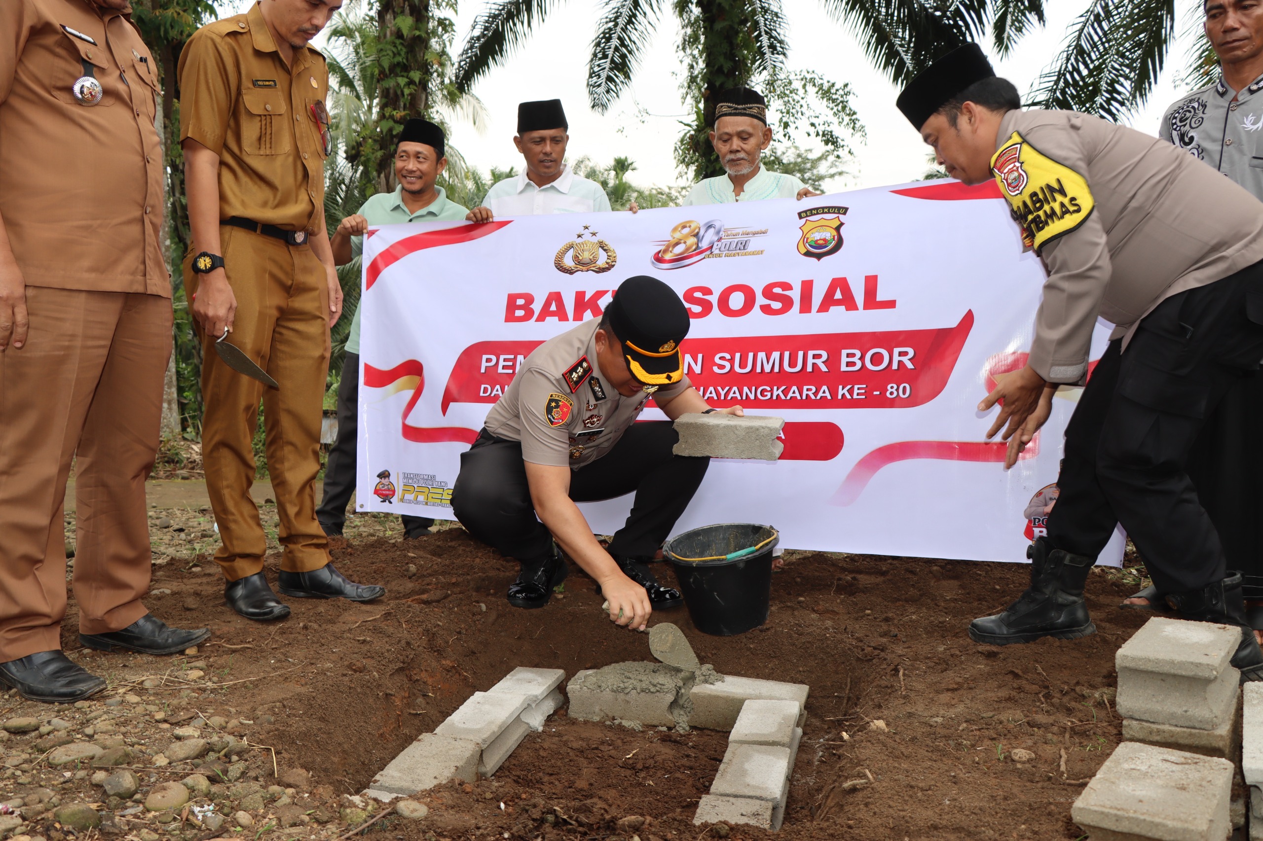 KAPOLRES BENGKULU UTARA LAKUKAN PELETAKAN BATU PERTAMA PEMBANGUNAN SUMUR BOR DI DESA GUNUNG SELAN, HADIRKAN MANFAAT NYATA BAGI MASYARAKAT