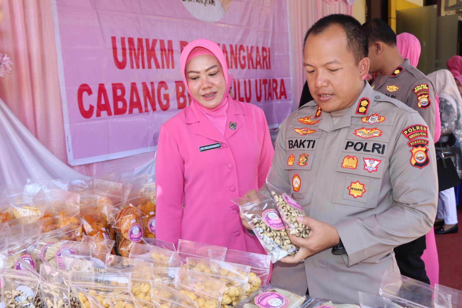 Dukung Ekonomi Kreatif, Kapolres Bengkulu Utara Borong Produk UMKM Bhayangkari Usai Beri Arahan