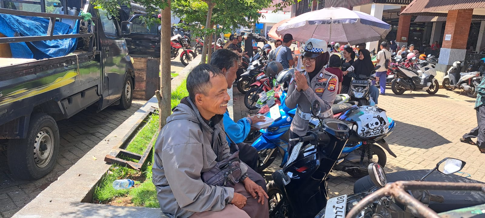 Wujud Kepedulian, Polwan Polres Bengkulu Utara Gelar Jumat Berkah di Pasar Purwodadi