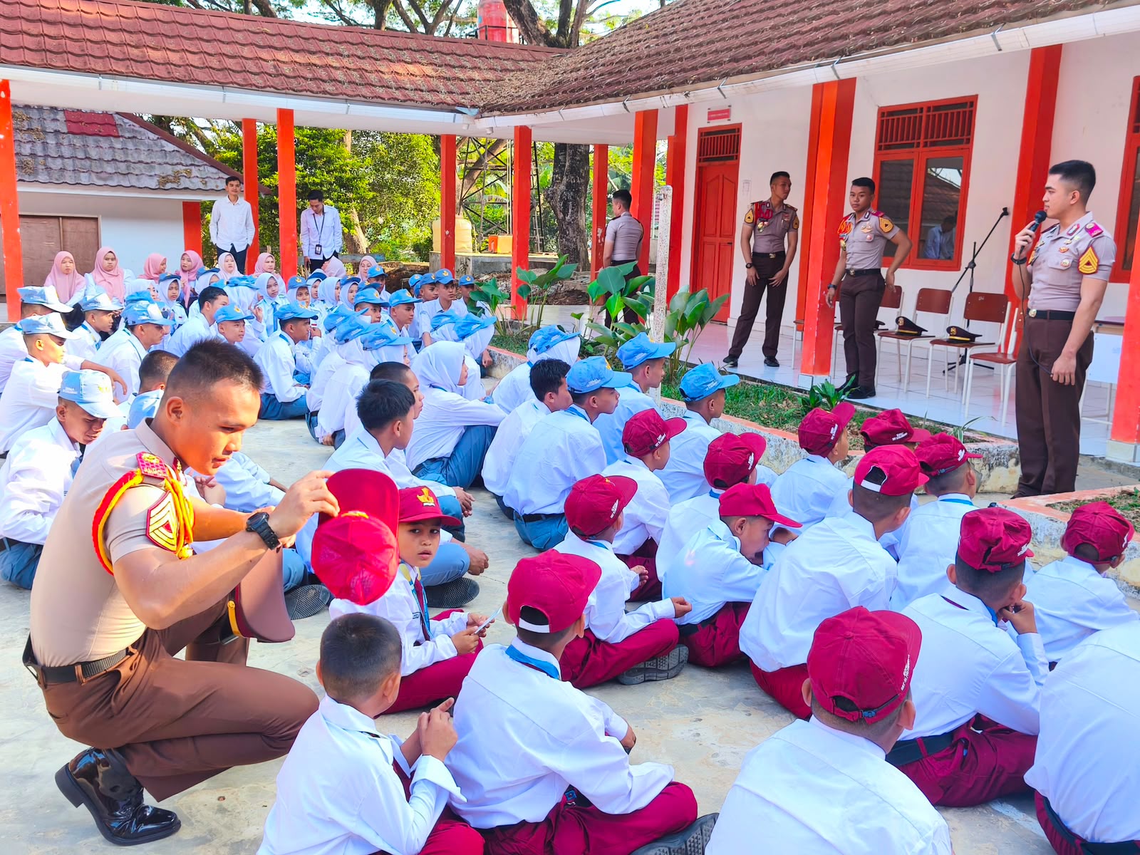 Polri Kerahkan 372 Taruna Akpol Dampingi Siswa di 73 Sekolah Rakyat Bersama Taruna Akademi TNI