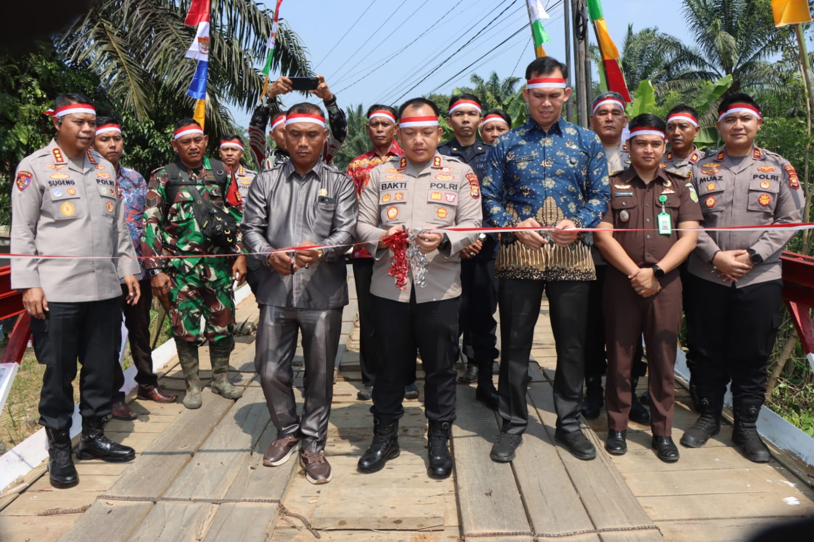 Polres Bengkulu Utara Kawal Peresmian Jembatan Merah Putih: Urat Nadi Baru Ekonomi dan Akses Warga Desa Lembah Duri