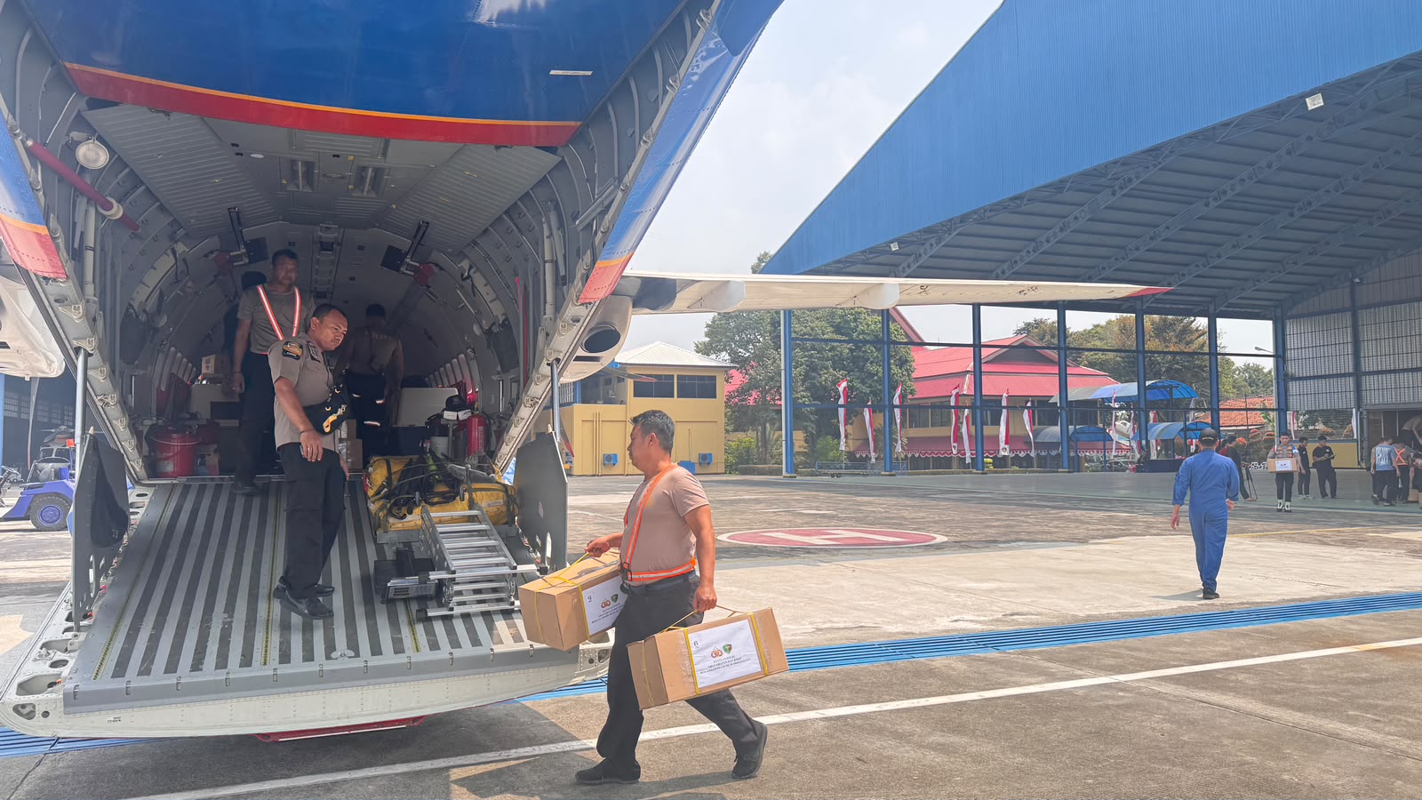 Terus Bergerak Cepat, Polri Kembali Kirim K9, Obat-obatan dan 3,4 Ton Bantuan ke NTT