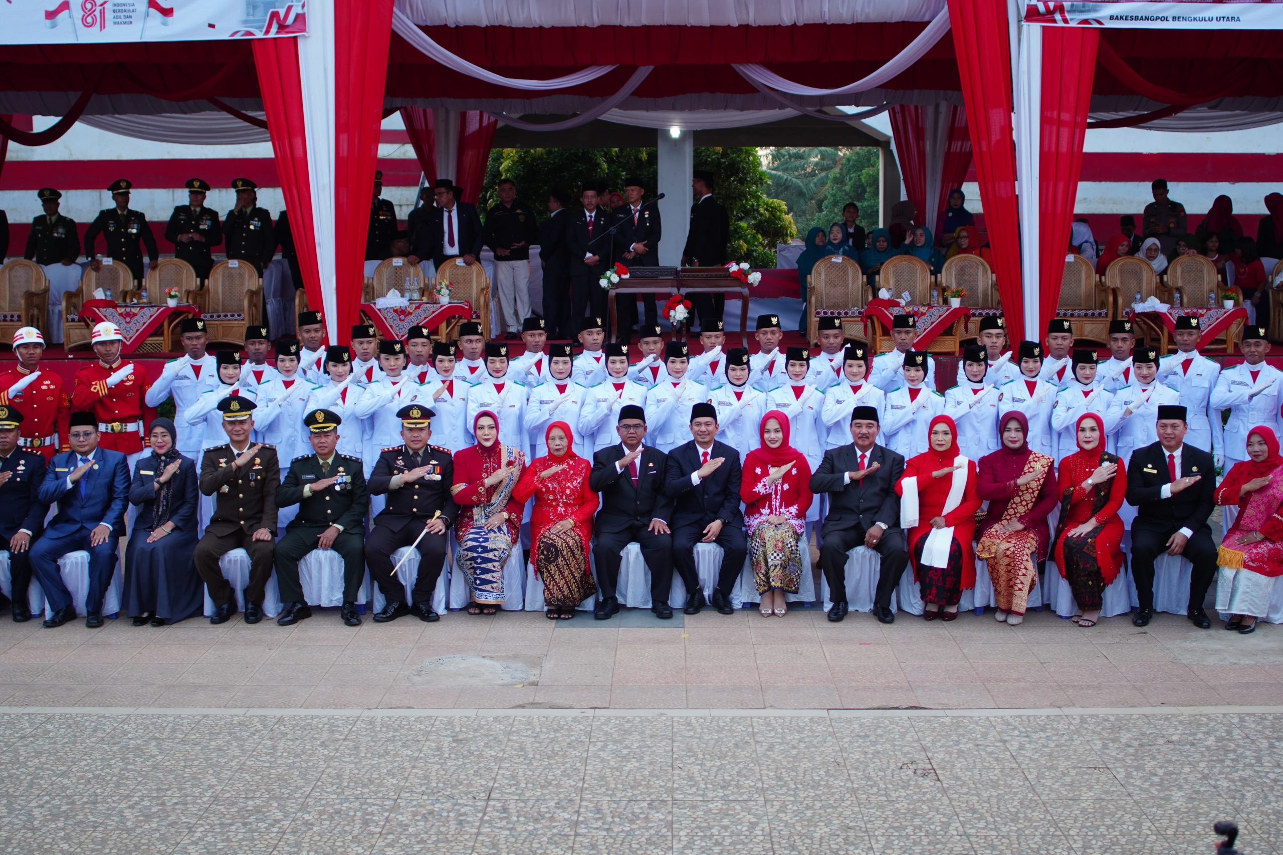Khidmat, Kapolres Bengkulu Utara Pimpin Upacara Penurunan Bendera Merah Putih HUT RI ke-81