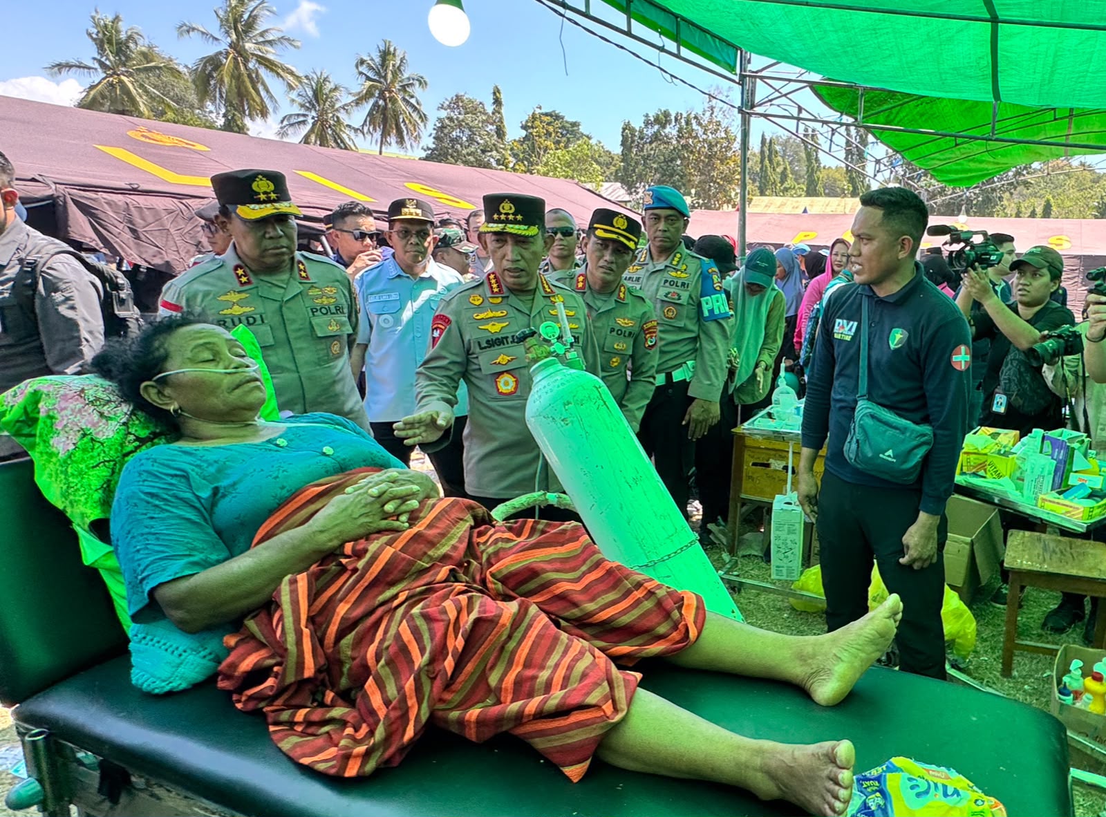 Polri Perkuat Penanganan Gempa NTT, Kapolri Tinjau Lokasi Terdampak dan Serahkan Bantuan
