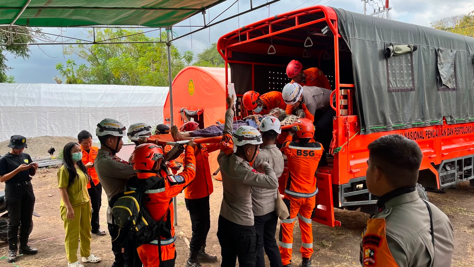 Hari Ke-6 Pascagempa, Polri Terus Bergerak: Brimob dan Bantuan Logistik Konsisten Dikirim ke NTT