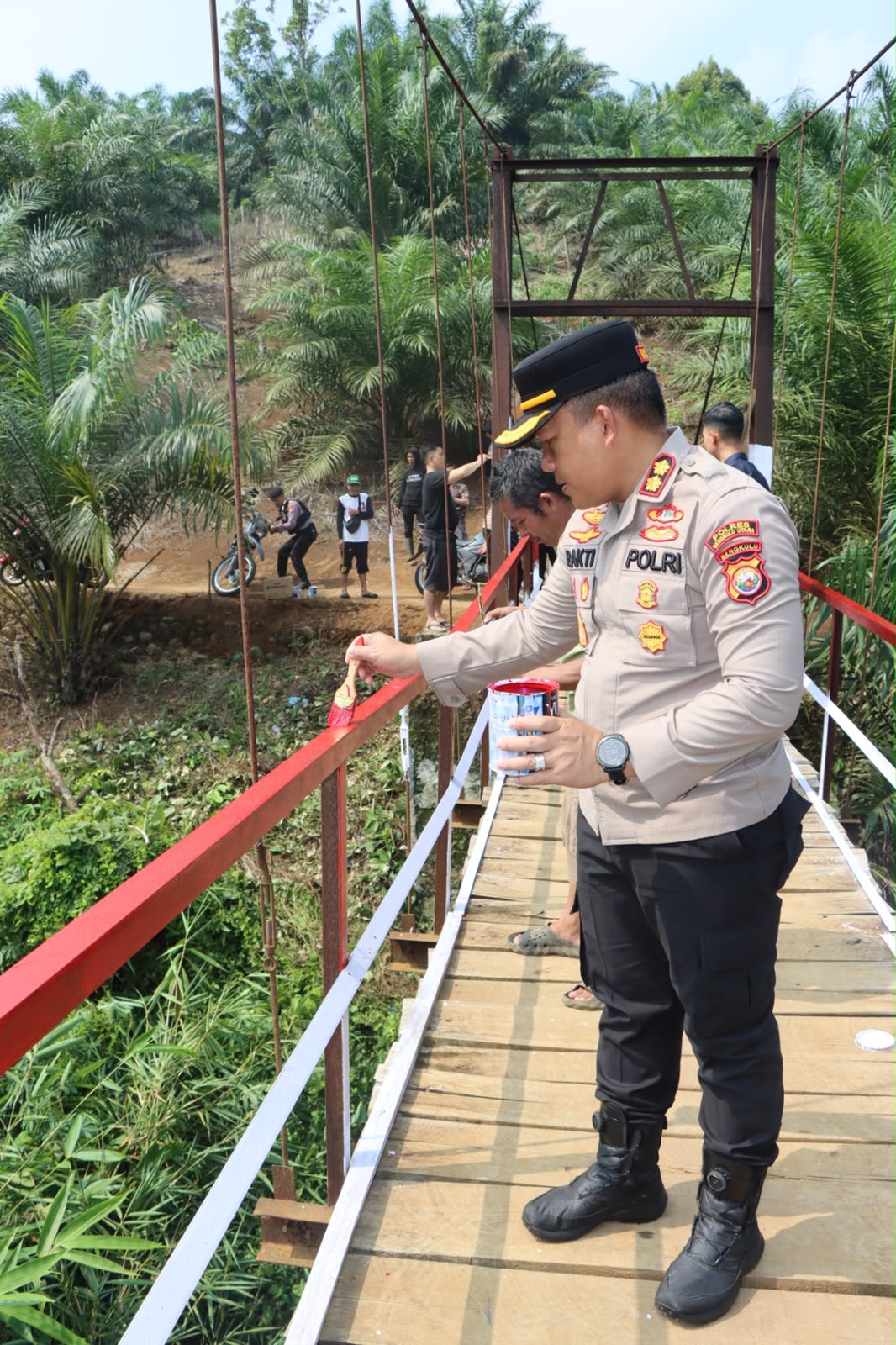 Aksi Nyata Polri dan Masyarakat: Gotong Royong Perbaiki Jembatan di Desa Dusun Curup