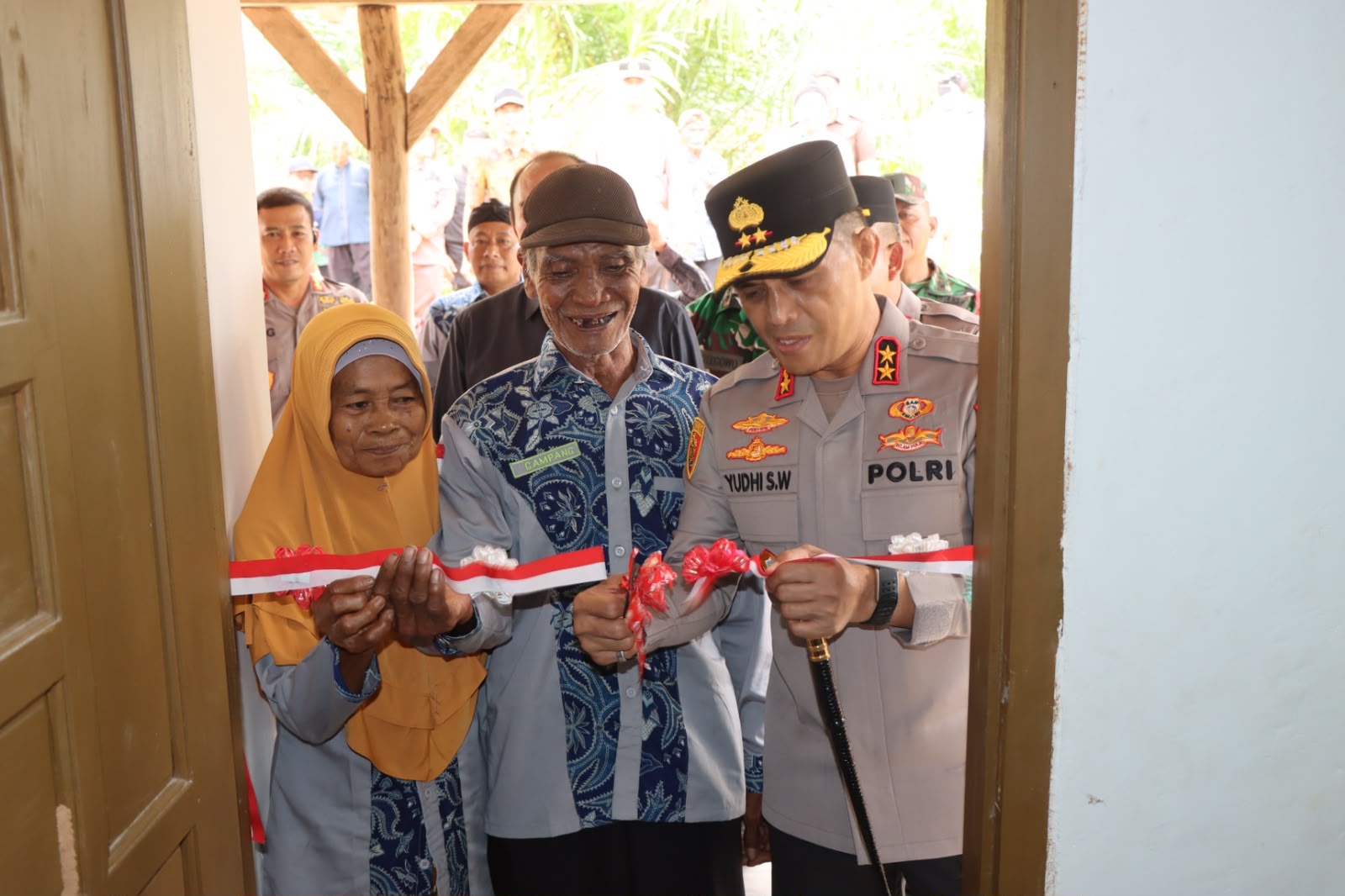 Kapolda Bengkulu Resmikan Bedah Rumah ke-78 dan Gelar Bakti Sosial di Desa Karang Pulau, Bengkulu Utara