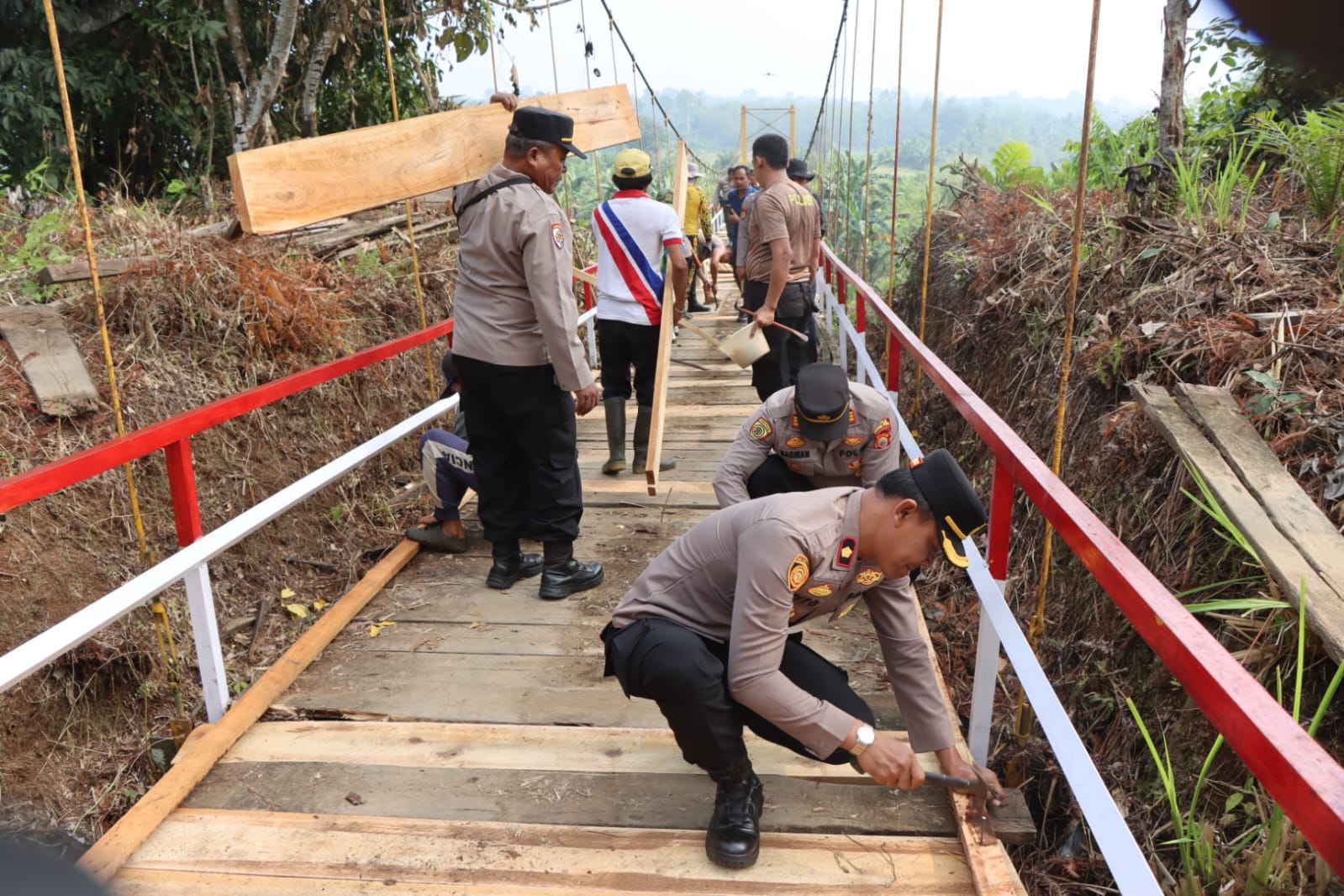 Gotong Royong Polres Bengkulu Utara dan Masyarakat Perbaiki Jembatan Gantung Desa Kalbang