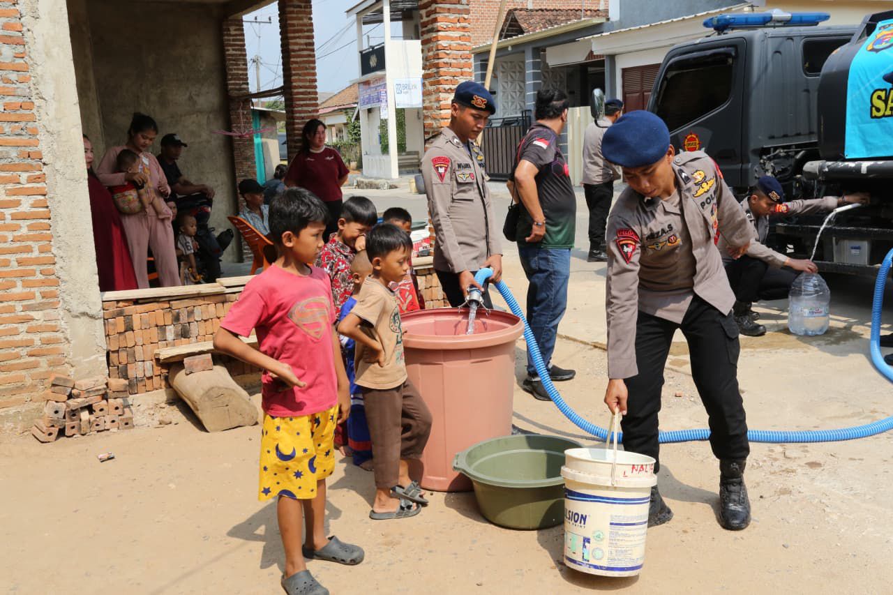 Satuan Brimob Polda Lampung Salurkan Ribuan Liter Air Bersih bagi Masyarakat Terdampak Kekeringan