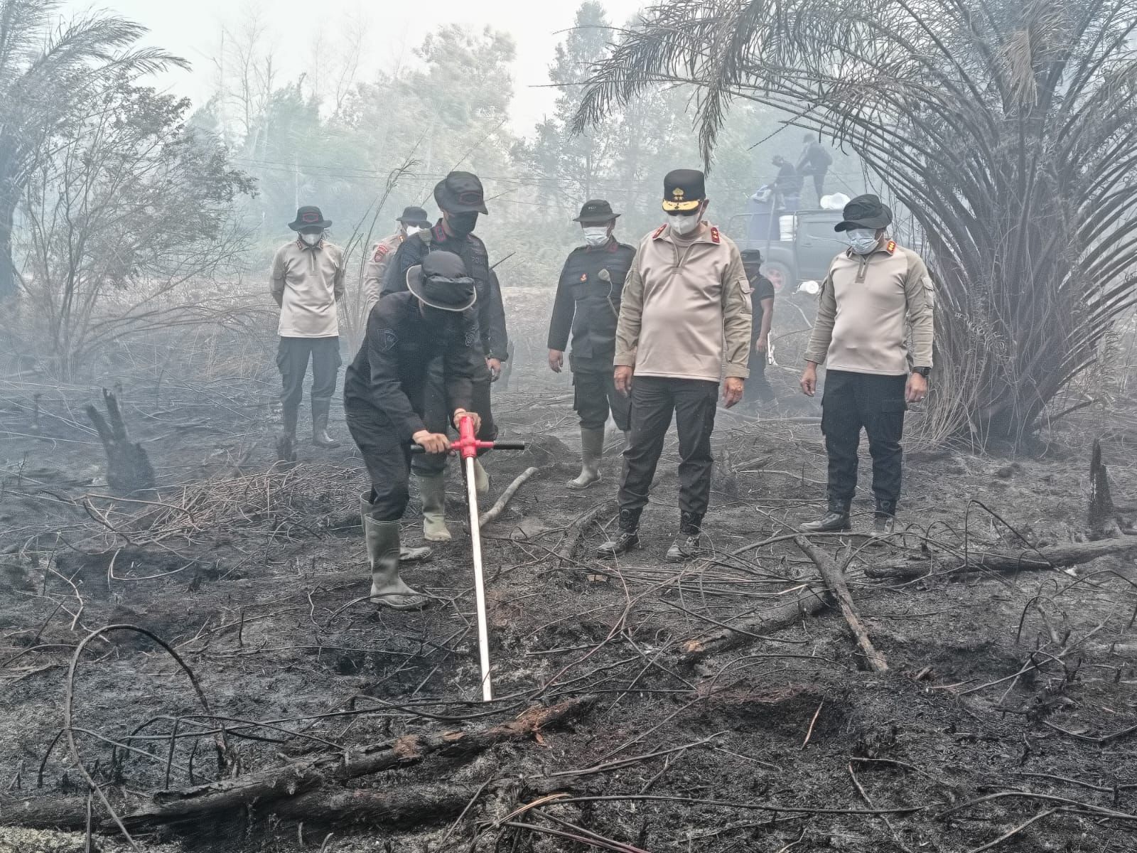 Polda Kalteng Optimalkan Serbuk Tepung Singkong “Hertindo AF31”, Untuk Padamkan Bara di Lahan Gambut