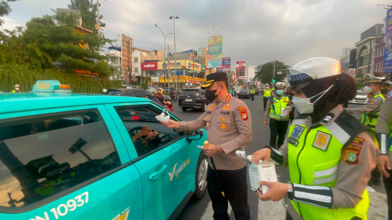 Waspadai Paparan Abu Vulkanik, Kapolres Metro Depok Bersama Polwan Bagikan Masker kepada Masyarakat