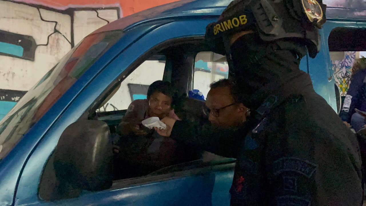 Brimob Polda Metro Jaya Semprot Jalan dan Bagikan Masker Antisipasi Abu Vulkanik Anak Krakatau