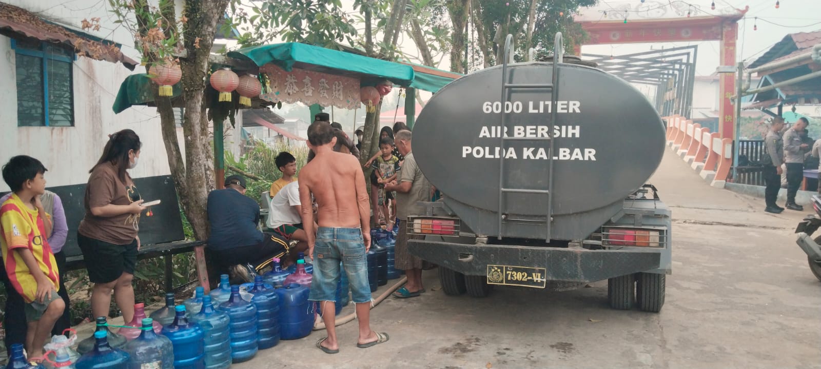 Hadir di Tengah Krisis: Polda Kalbar Gelar Bakti Kesehatan dan Salurkan Air Bersih Bagi Warga