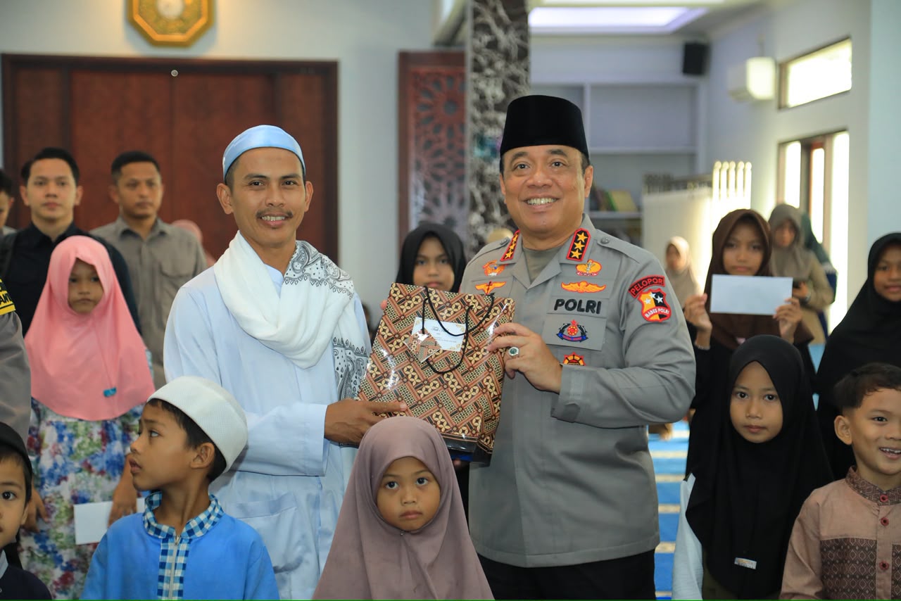 Singgah di Masjid Natabel Jannah, Wakapolri Komjen Dedi Prasetyo Berbagi Santunan dan Jumat Berkah