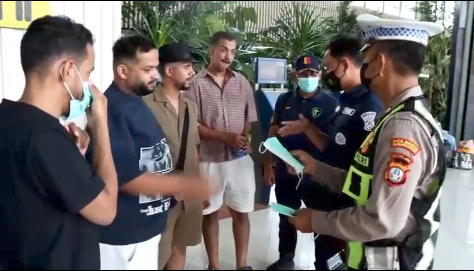 Polresta Bandara Soetta Bersama Stakeholder Berbagi Snack dan Minuman di Bandara Soetta