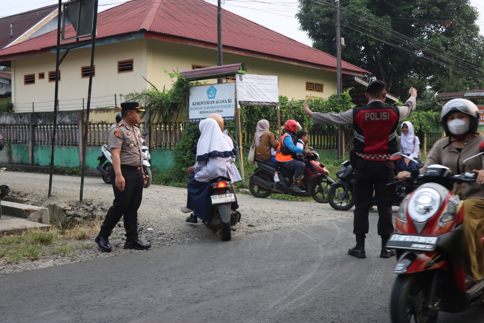 Wujudkan Keamanan dan Kelancaran Jalan, Kapolres Bengkulu Utara Turun Langsung Pimpin Pengaturan Lalu Lintas di Depan MTsN 1